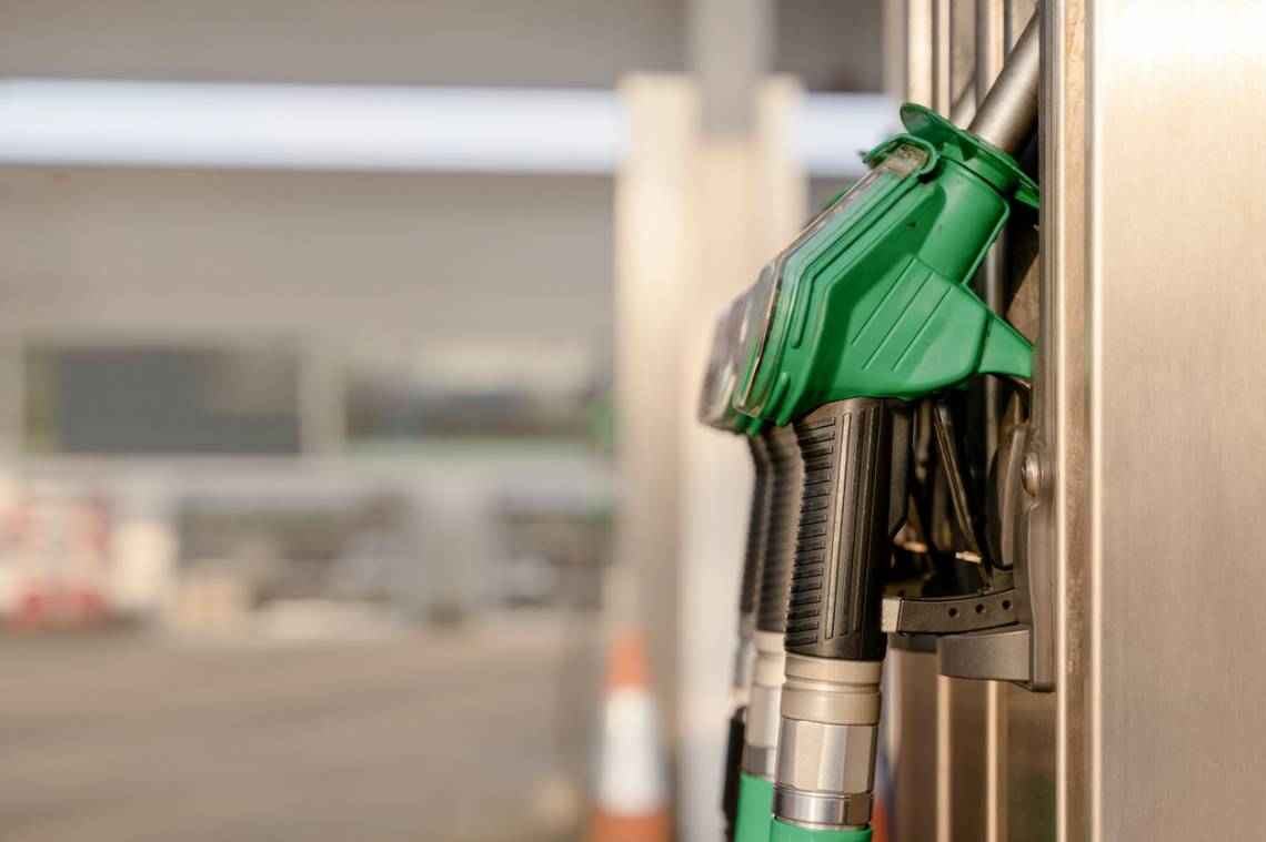 Nafta y gasoil: evalúan una nueva prórroga del impuesto para contener la inflación
