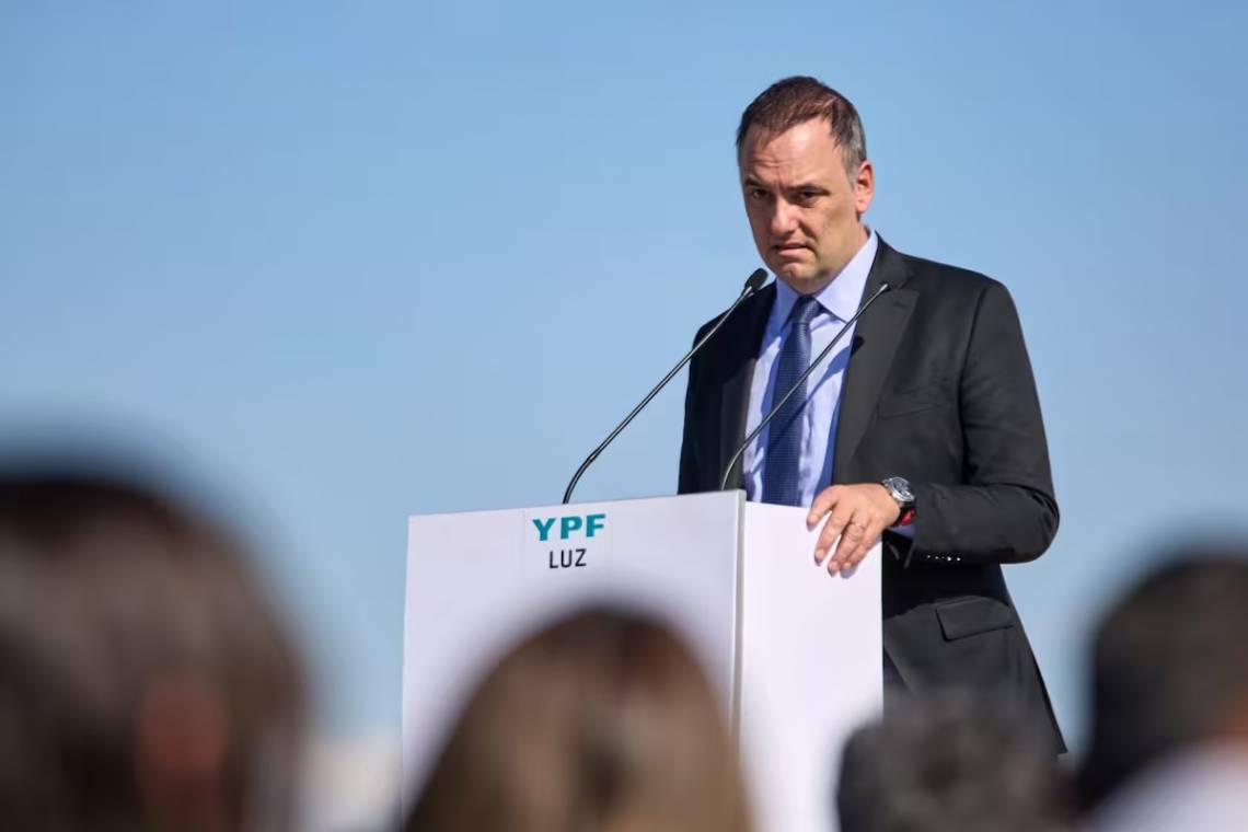 Tras dejar el Gobierno, Manuel Adorni también renunció al directorio de YPF