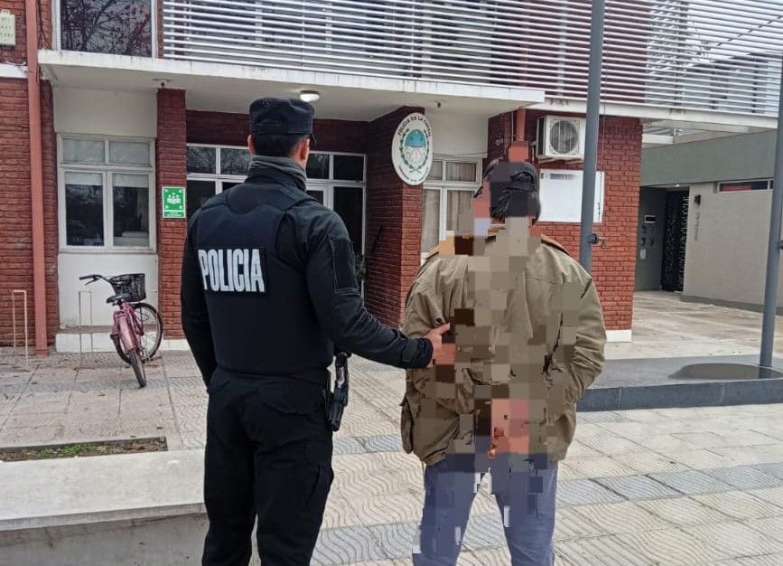 Detectaron un auto con la patente cubierta y terminaron secuestrando un arma de fuego