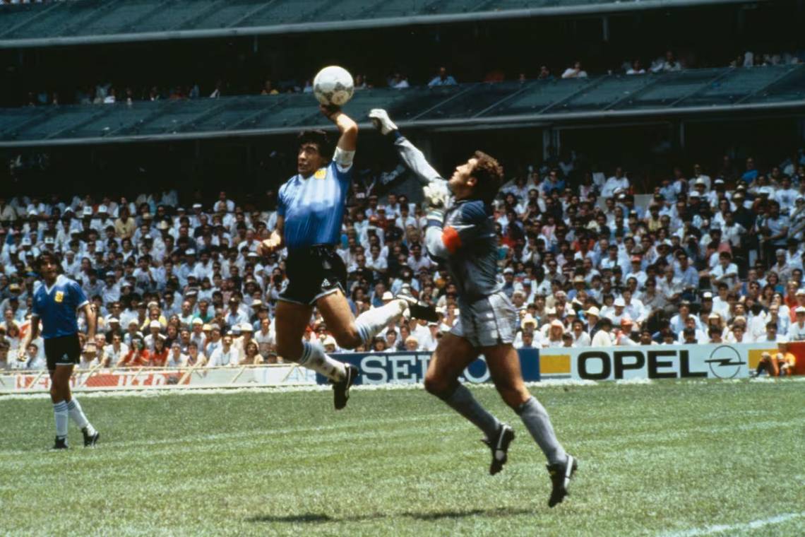 Subastarán la pelota con la que Maradona le hizo los goles a Inglaterra en México 86