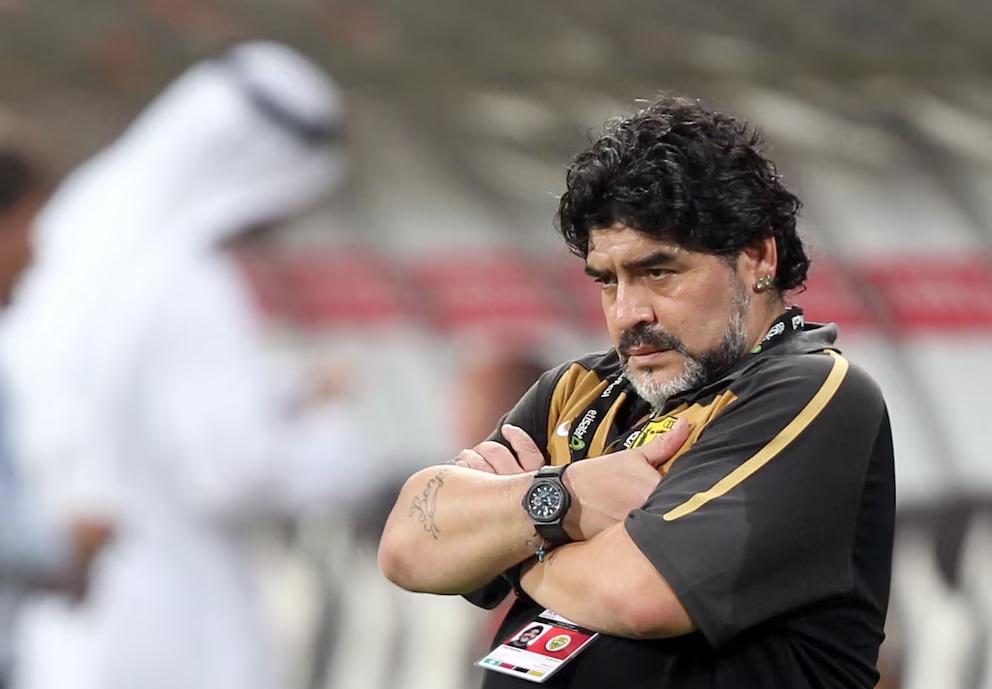 Juicio por la muerte de Maradona: autorizaron allanamientos a Swiss Medical y Los Arcos y suspendieron el debate