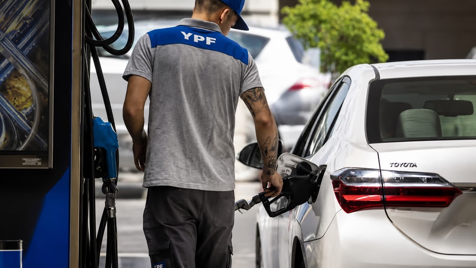 La venta de combustibles volvió a caer y suma otra señal de freno de la economía
