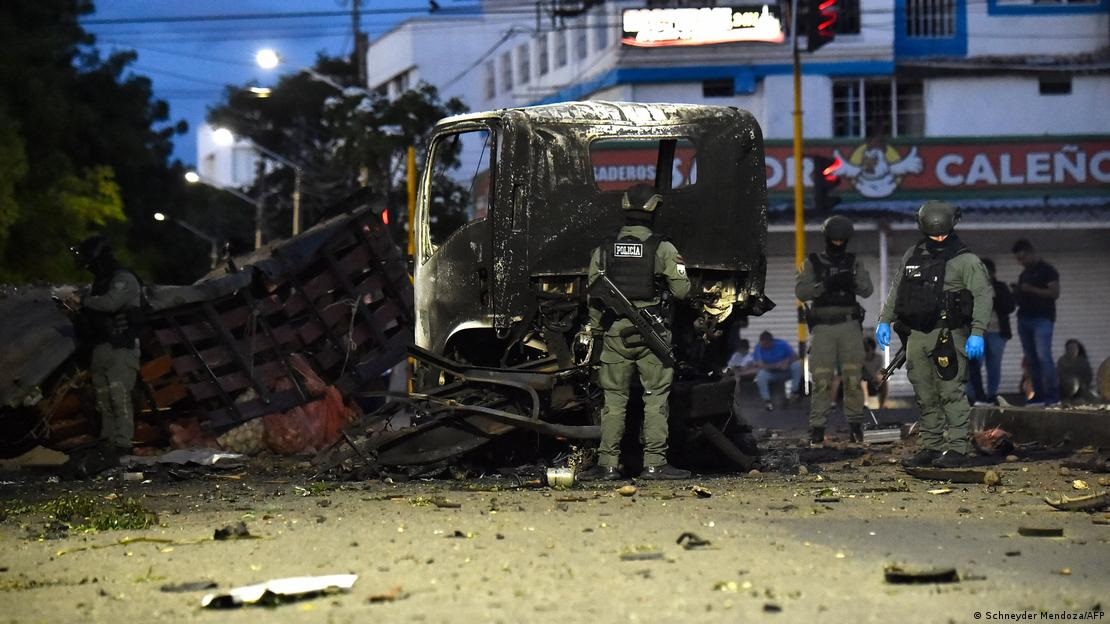 Terror en Colombia: explotó un coche bomba frente a una estación de Policía y dejó un muerto