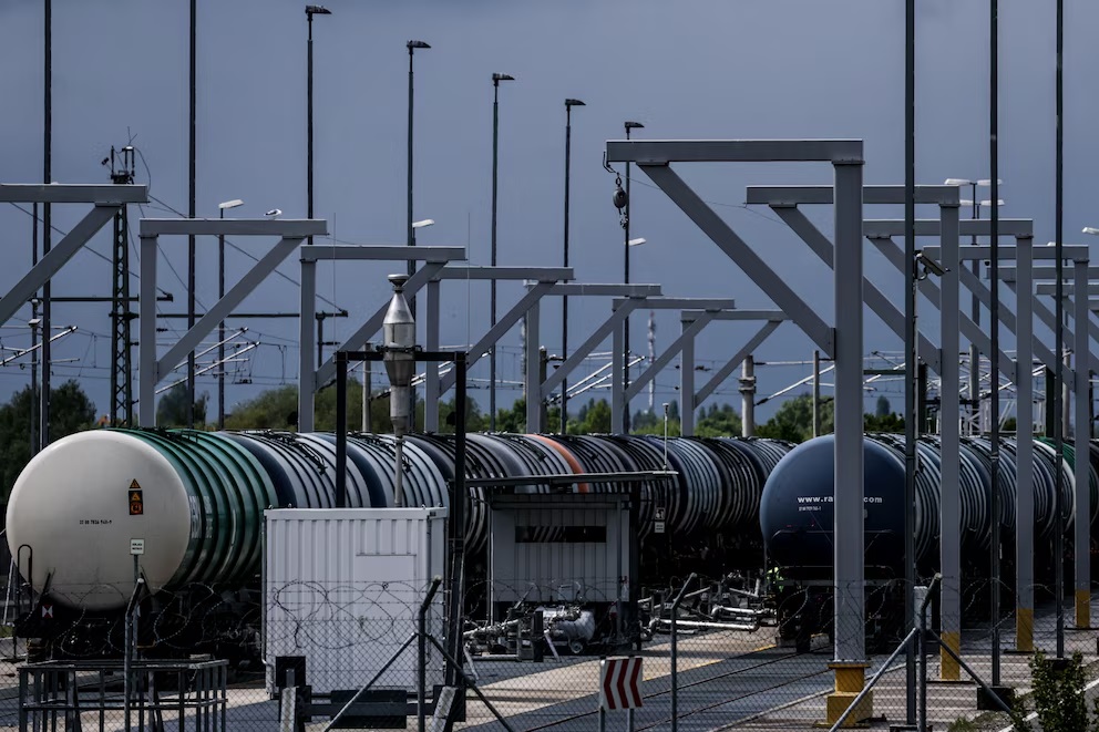 El petróleo volvió a subir por la tensión en Ormuz y cerró la semana con un alza de casi 8%