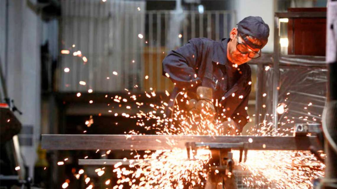 La industria profundizó su caída: retrocedió en agosto y acumula un 3% en 2026