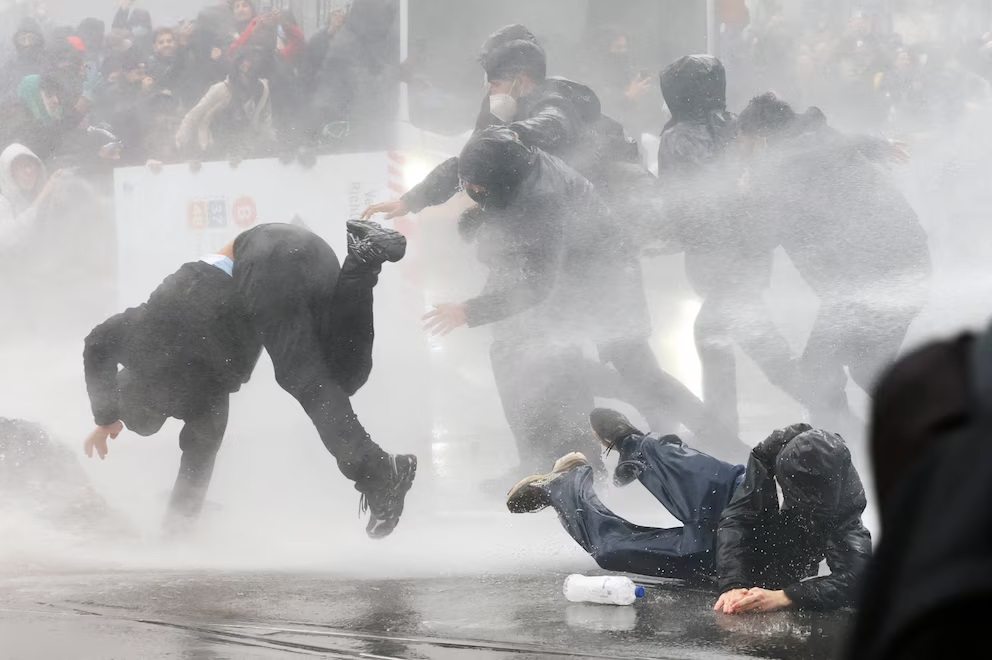 Disturbios y enfrentamientos con la policía durante una protesta contra el ajuste en Bélgica