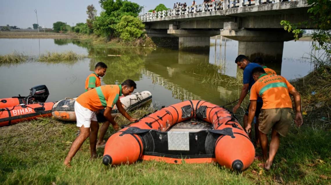 Tragedia en India: murieron 13 niños al volcar un barco en el río Ganges