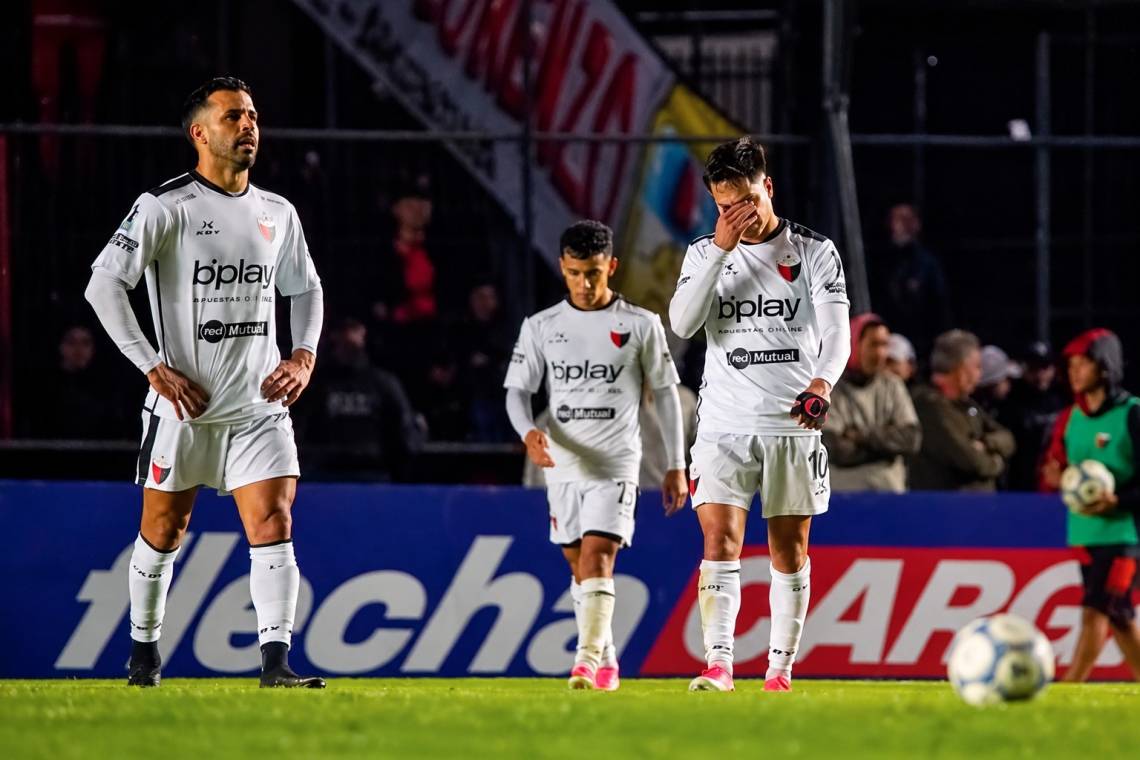 Colón dejó escapar dos veces la ventaja y empató con Almirante Brown
