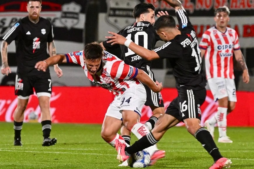 Unión reaccionó a tiempo y cortó la racha de derrotas con un empate ante Riestra