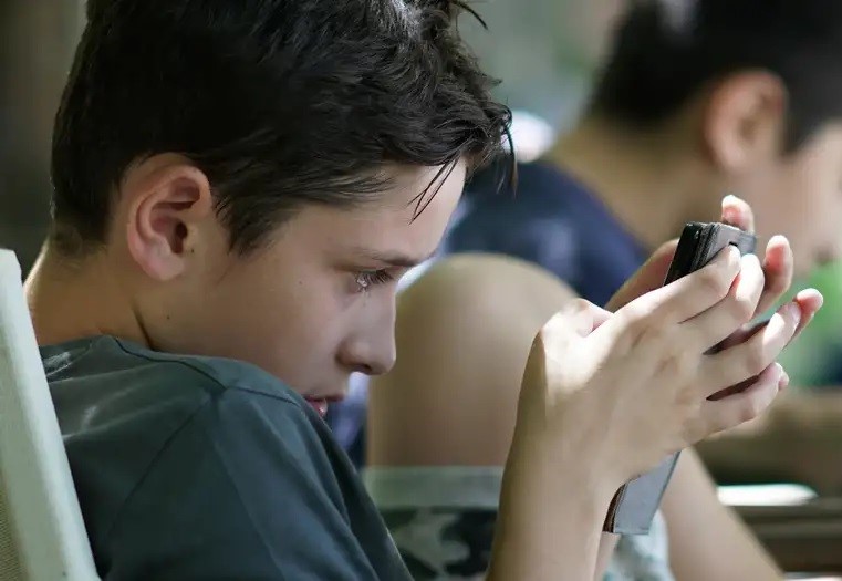 Grecia prohibirá el acceso a las redes sociales a los menores de 15 años desde 2027