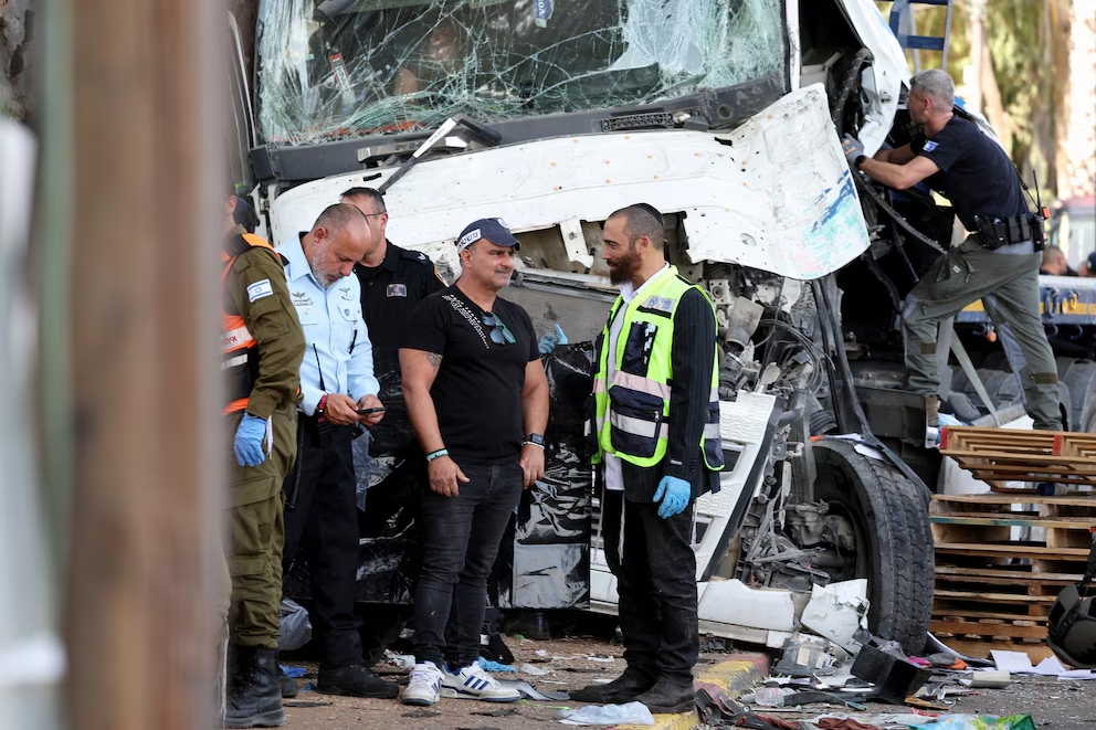 Ataque terrorista en Israel: un camión embistió una parada de autobús en Tel Aviv y dejó al menos 35 heridos