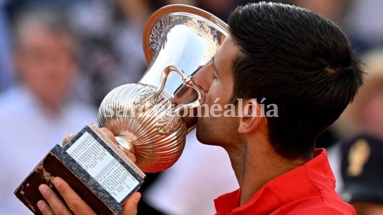 Djokovic ganó su primer torneo del año con autoridad sobre el griego Tsitsipas
