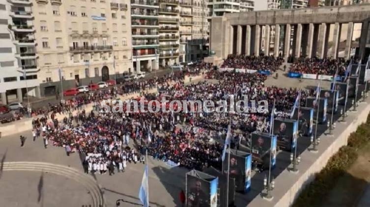 Unos 5 mil chicos le cantaron el “Feliz cumpleaños” a Messi en el Monumento a la Bandera