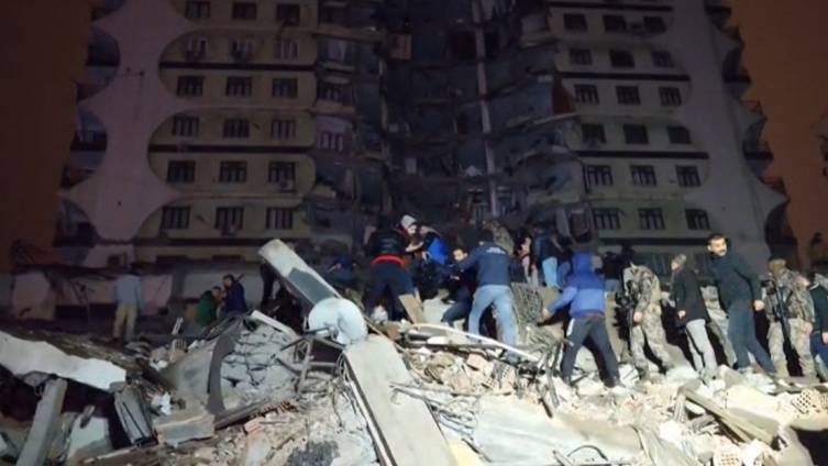 Devastador terremoto de 7,8 en Turquía deja cientos de muertos y miles de edificios destruidos