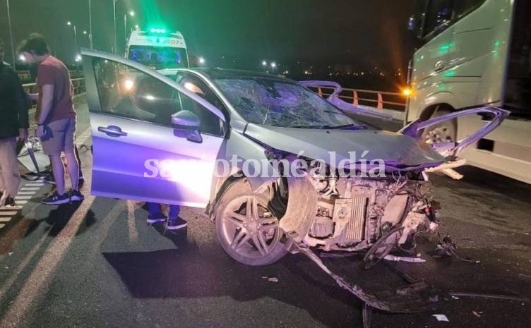 Un auto se accidentó sobre el puente de la autopista: un joven en estado delicado