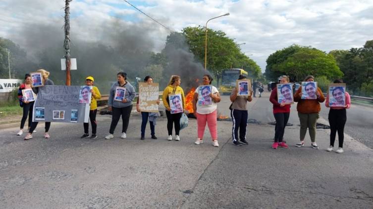 Familiares y allegados de Mónica Aquino cortan el tránsito entre Santo Tomé y Santa Fe