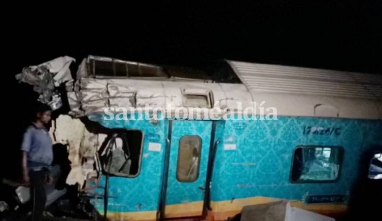Tragedia en India: más de 280 muertos y casi 900 heridos por el choque de trenes