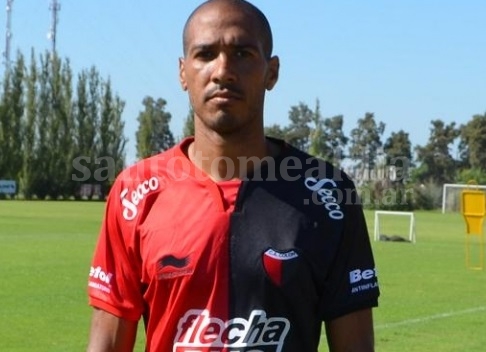 Viruta Vera posó con la camiseta rojinegra. (Foto: Prensa Colón)