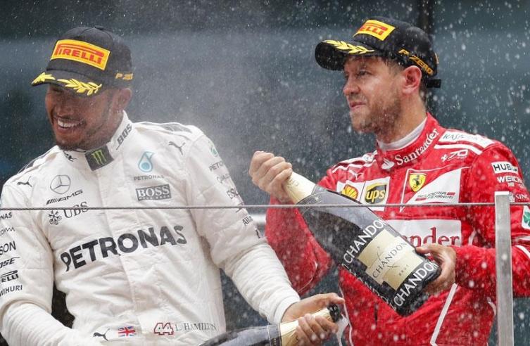 Hamilton y Vettel celebran en el podio.