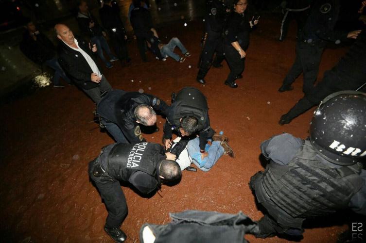 La Policía de Buenos Aires reprimió a los maestros cuando intentaban instalar una carpa frente al Congreso de la Nación.
