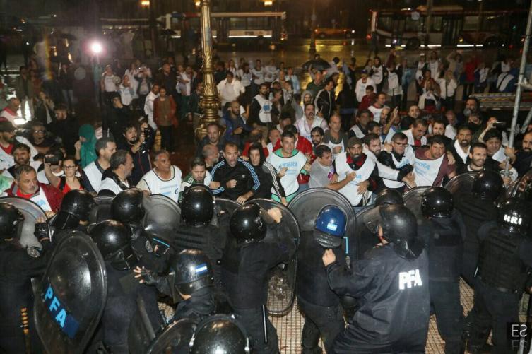 La represión policial a docentes obligó a suspender la reunión paritaria santafesina.