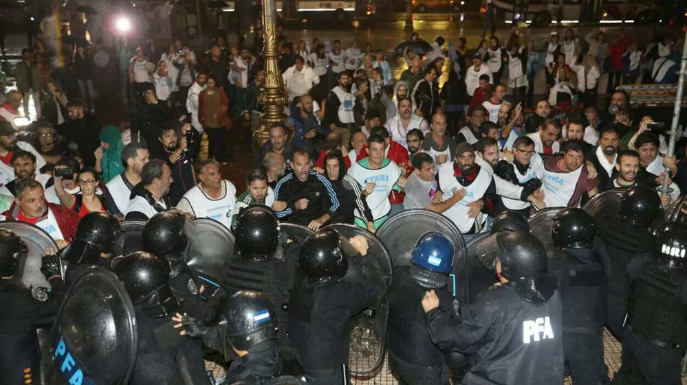La policía desalojó a docentes que intentaban montar una carpa frente al Congreso