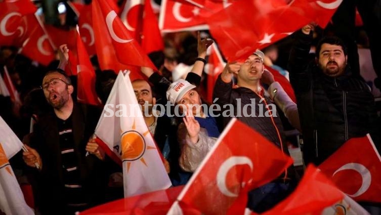 Turquía: Erdogan ganó el referéndum que le da más poder, pero la oposición lo impugna