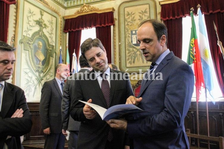 Los dos intendentes durante el acto en la ciudad portuguesa. (Foto: Municipalidad de Santa Fe)