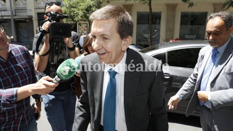 Moix entra en la fiscalia tras presentar su dimisión al fiscal general del Estado. (Foto: El País)