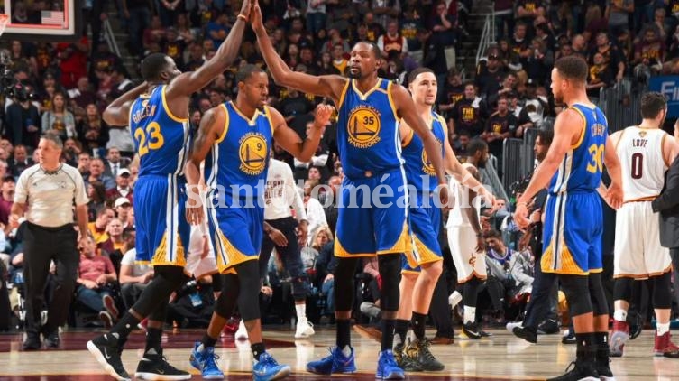 NBA: Los Warriors a un partido del título