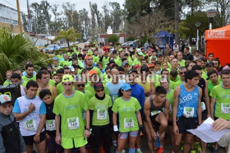 La edición pasada de la maratón de Sauce Viejo reunió a un número imponente de participantes.