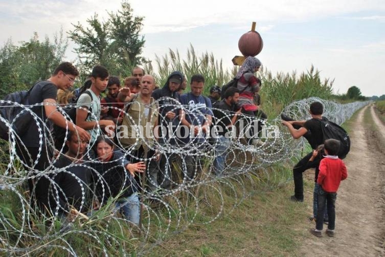 En Hungría, una kilométrica valla intenta frenar a los inmigrantes.