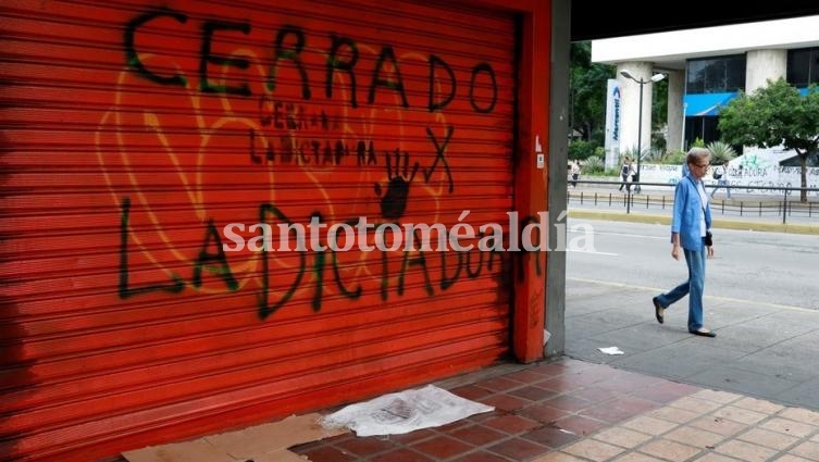 Negocios cerrados y calles desiertas en el inicio del paro general en Venezuela.