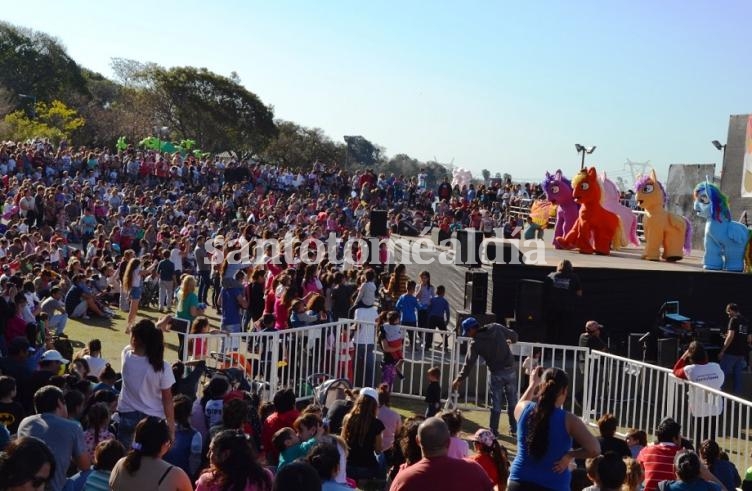 Una multitud celebró el día del niño en el anfiteatro. (Foto: Municipalidad de Santo Tomé)