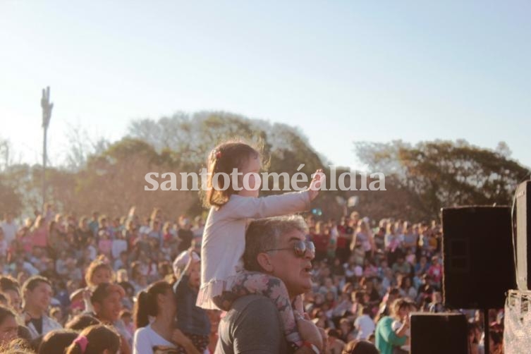 Miles de niños disfrutaron su día con espectáculos musicales en la costanera