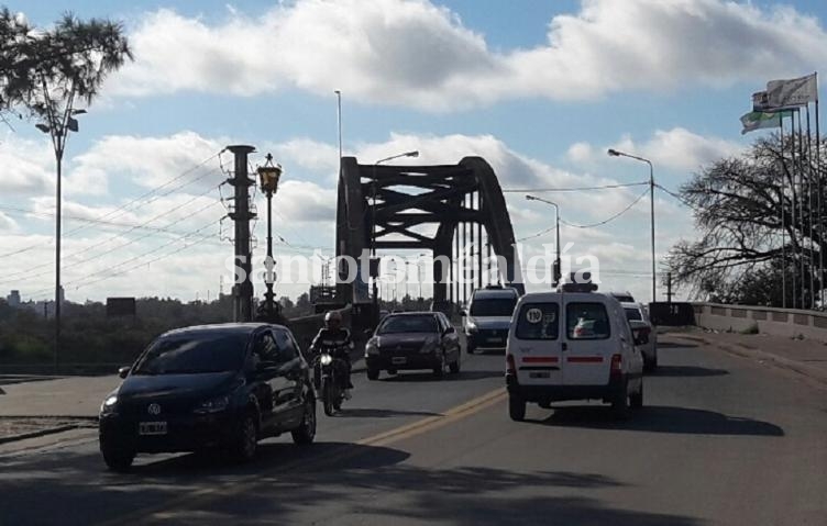 Falleció un motociclista al derrapar en el Puente Carretero