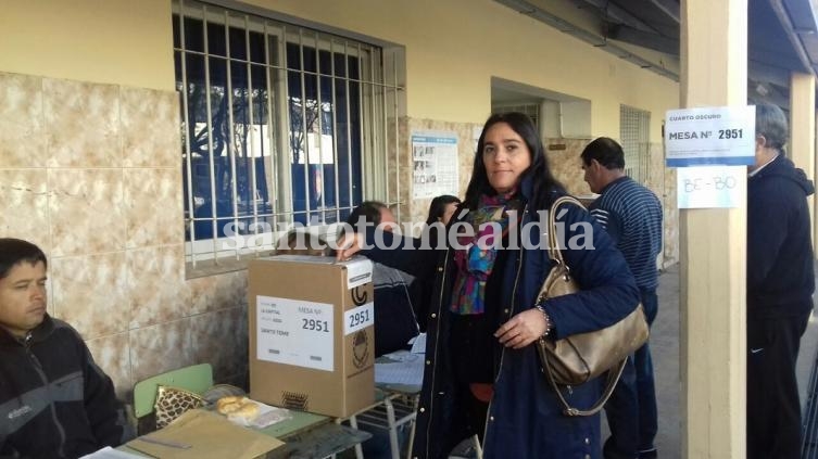 Claudia Bonello votó en la escuela Berrutti.