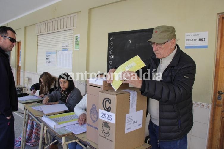 Piaggio votó en la Escuela San José y esperará los resultados en nuestra ciudad. (Foto: Susana Bedetti)