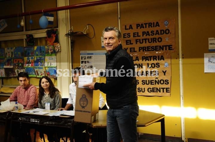 Macri emite su voto en Escuela Nro 16 Wenceslao Posse barrio porteño Palermo. 