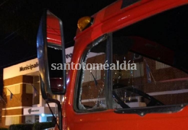 Un camión de bomberos sufrió las consecuencias de una noche violenta. (Foto: LT 10)