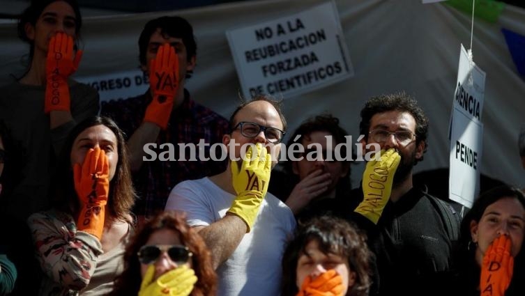 Becarios del Conicet protestan frente al Ministerio de Ciencia.
