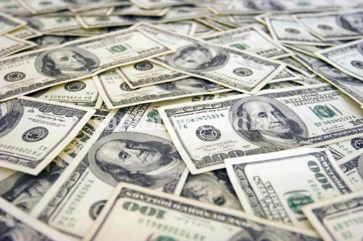 El Gobierno tiene en estudio la posibilidad de restringir la compra de dólar ahorro