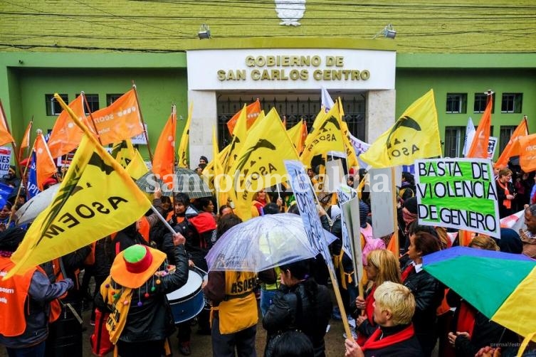 Gran número de mujeres se congregaron frente al municipio de San Carlos.