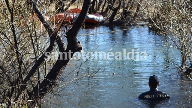 Prefectura y otras fuerzas realizaron un rastrillaje en el río Chubut. (Foto: Clarín) 