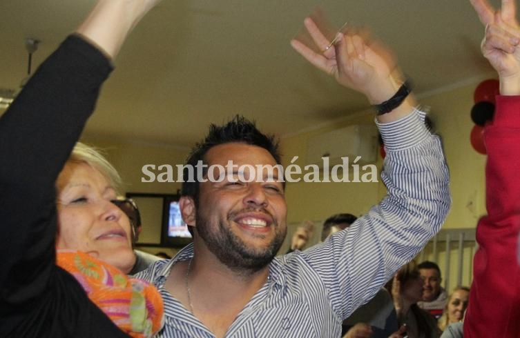 Rodrigo Alvizo celebra tras conocer los resultados provisorios. (Foto: Susana Bedetti)