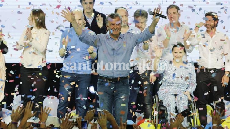 Macri festeja junto a referentes de Cambiemos.
