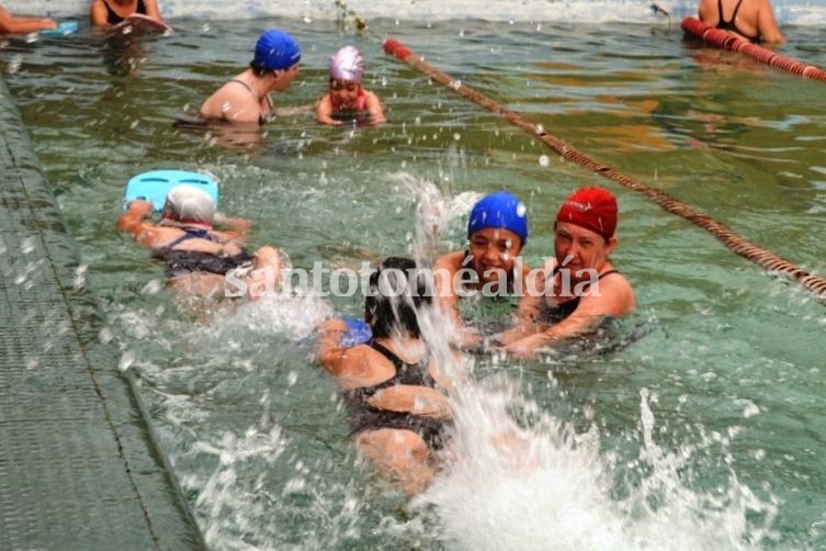 La escuela de natación que ofrece el municipio es una de las propuestas de mayor aceptación para el verano.