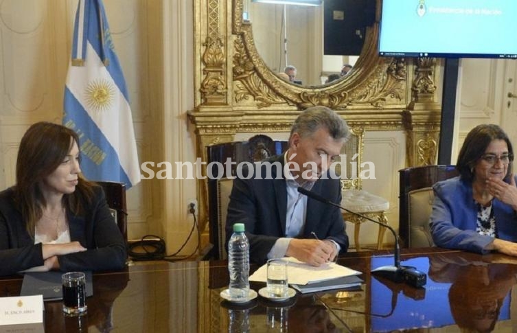 Macri firma el acuerdo fiscal que también rubricaron los gobernadores, excepto el de San Luis.