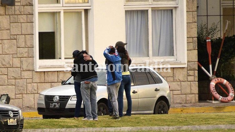 Familiares de los tripulantes comparten en Mar del Plata su desazón frente a la tragedia. (Foto: La Nación)