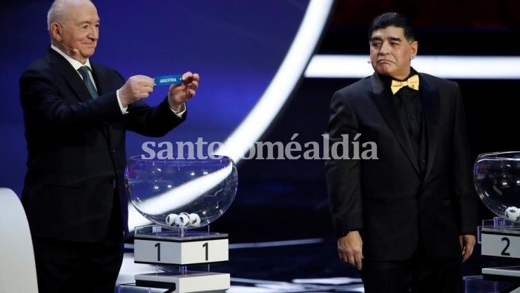 Maradona observa el momento en que sale la bolilla de Argentina.
